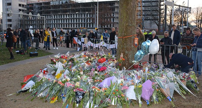 Hollandalılar saldırıda hayatını kaybedenleri anıyor