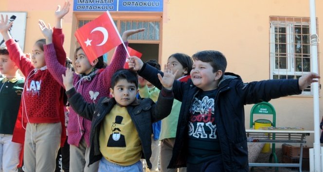 Sınırın sıfır noktasından Türk bayraklı Çanakkale mesajı