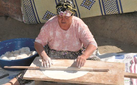 Köylü Kadınların Yufka Ekmeği Geleneği Sürüyor